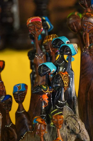 Африканское племенное искусство на продажу в рыночной ларьке . — стоковое фото