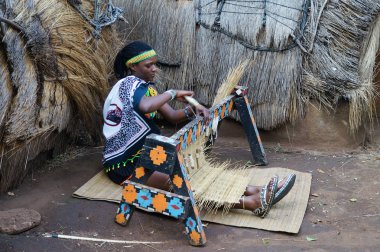 Geleneksel el yapımı kostüm giyen Afrikalı Zulu kadın örgü st