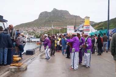 Kimliği belirsiz erkek müzik için para Hout Bay adlı.