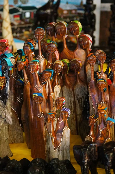 Arte tribal africano a la venta en un puesto de mercado . —  Fotos de Stock