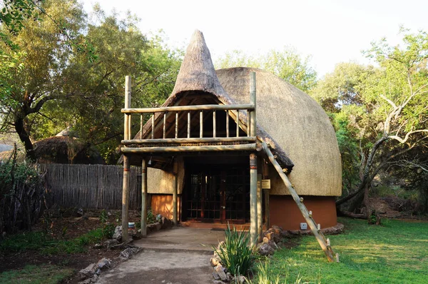 Rumah jerami suku di Afrika Selatan . — Stok Foto
