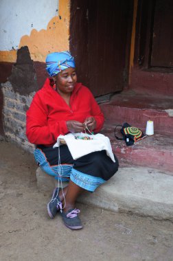 Afrikalı kadınlar Hatıra gelen satmak, Güney Afrika için boncuk yapma.