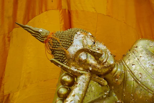 Золотого Будди зростання в Wat Khun Inthapramun, Таїланд — стокове фото