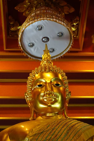 Χρυσό άγαλμα του Βούδα στο Wat Khun Inthapramun, Ταϊλάνδη — Φωτογραφία Αρχείου