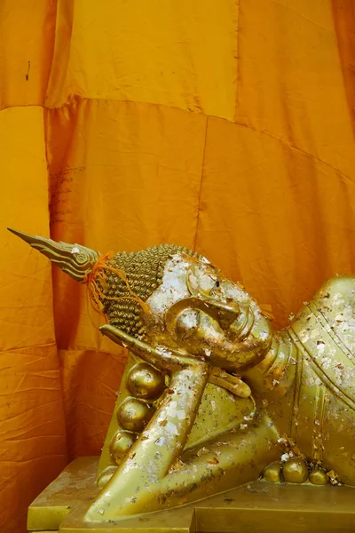 Estatura buda de oro en Wat Khun Inthapramun, Tailandia — Foto de Stock