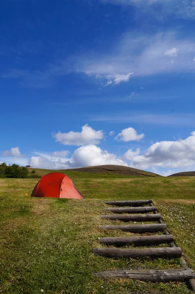 Camping tält på kullen, Island. — Stockfoto