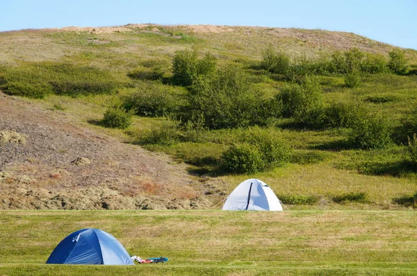 Camping tält på kullen, Island. — Stockfoto