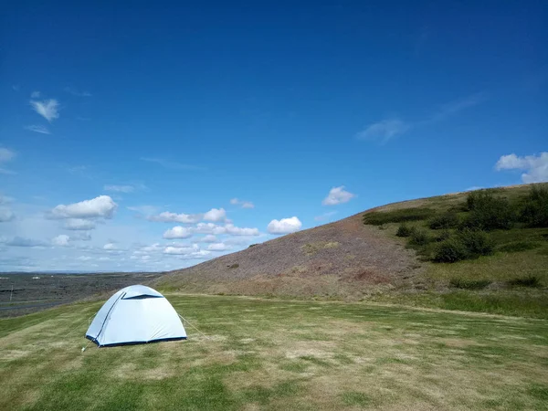 Camping tält på kullen, Island. — Stockfoto