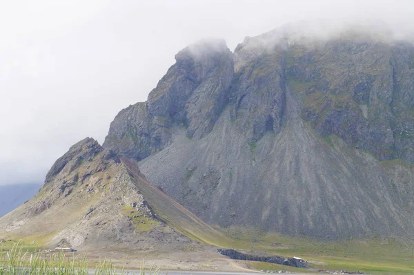 Bulut üstünde tutarak, İzlanda ile Vestrahorn dağlarında 