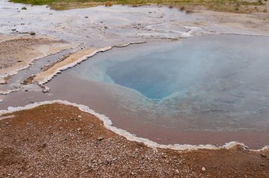 Güzel ve renkli jeotermal geysir, İzlanda.