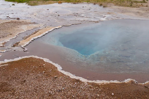 Güzel ve renkli jeotermal geysir, İzlanda.