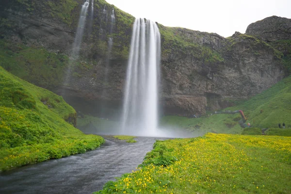 Seljalandsfoss, las cascadas más bellas, al sur de la isla — Foto de Stock