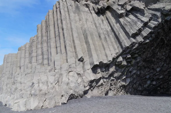 Hellgraue Basaltsäulen in der Nähe des Strandes von Reynisdrangar, — Stockfoto