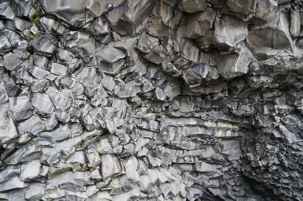 Hellgraue Basaltsäulen in der Nähe des Strandes von Reynisdrangar, — Stockfoto