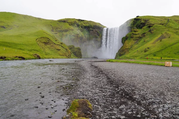 Skogarfoss, majestátní vodopád na Islandu. — Stock fotografie