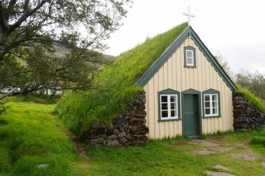 Hofskirkja kilisedir bir güzel çim Kilisesi, İzlanda. 