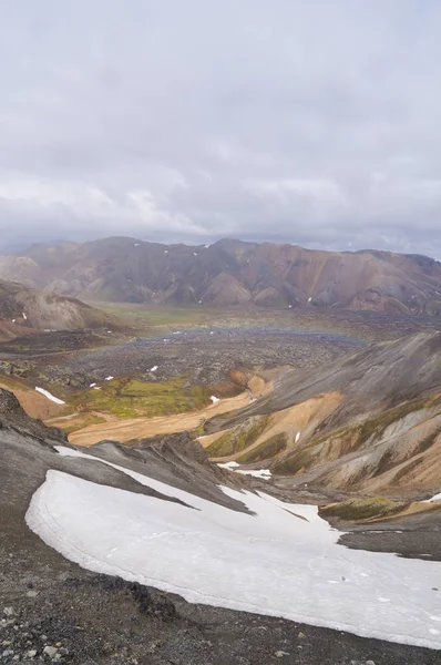Regenbogen im Nationalpark landmannalaugar, Island. — Stockfoto
