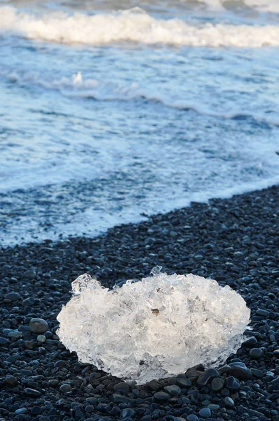 Eisblöcke am Diamantenstrand im Sommer, Island. — Stockfoto