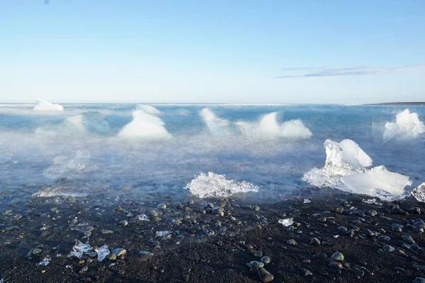 Eisblöcke am Diamantenstrand im Sommer, Island. — Stockfoto