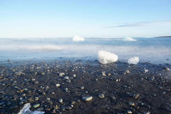 Eisblöcke am Diamantenstrand im Sommer, Island. — Stockfoto