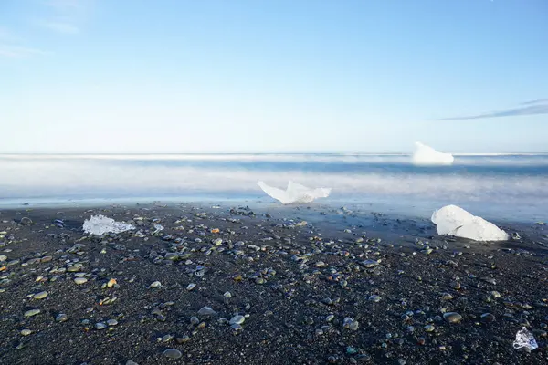 Eisblöcke am Diamantenstrand im Sommer, Island. — Stockfoto