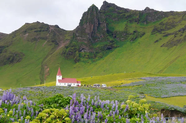 Vik i Myrdal Igreja em Vik aldeia Islândia . — Fotografia de Stock
