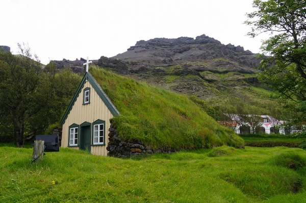 Hofskirkja kyrka är en vacker turf i sydöstra Icela — Stockfoto