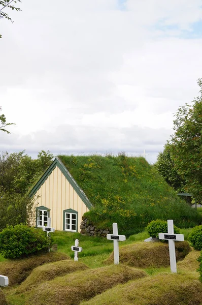 Iglesia de Hofskirkja es una hermosa iglesia de césped en el sudeste de Icela — Foto de Stock