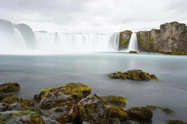 Godafoss es una cascada islandesa muy hermosa . — Foto de Stock
