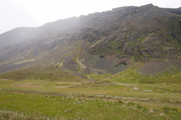 Hermosa montaña con niebla en Islandia — Foto de Stock