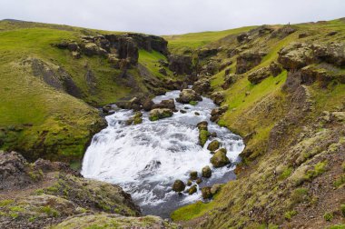 Skogarfoss, İzlanda güneyindeki görkemli şelale.