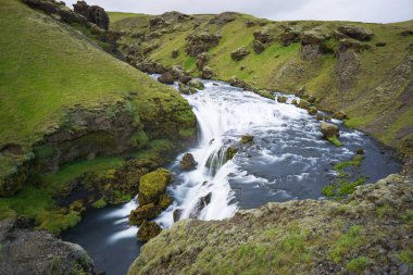 Mountain view Skogarfoss şelale, İzlanda.