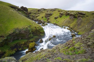 Mountain view Skogarfoss şelale, İzlanda.