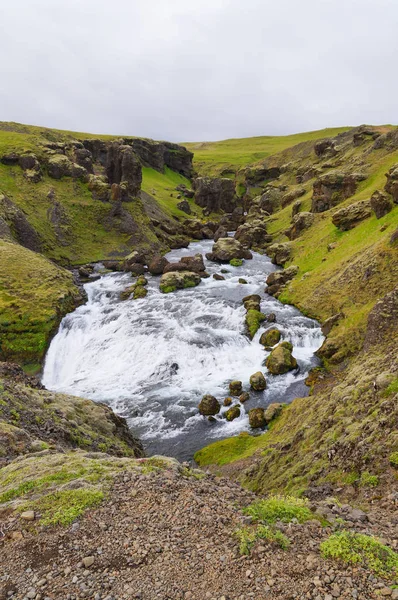Skogarfoss, majestuosa cascada, al sur de Islandia . — Foto de Stock