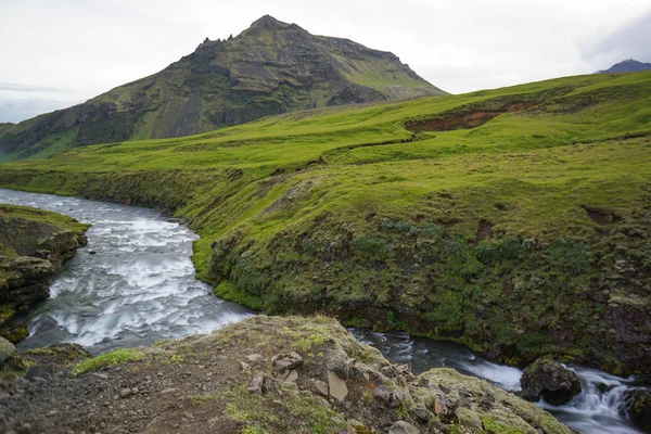 Vue sur la montagne de la cascade de Skogarfoss, Islande . — Photo