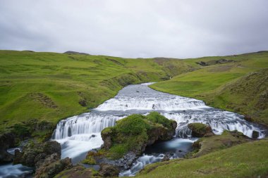 Mountain view Skogarfoss şelale, İzlanda.