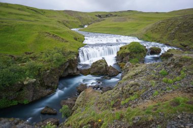 Mountain view Skogarfoss şelale, İzlanda.