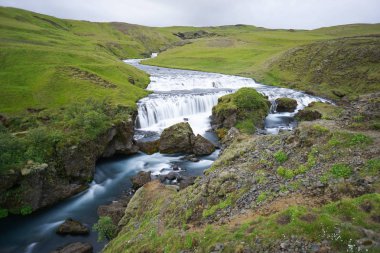 Mountain view Skogarfoss şelale, İzlanda.