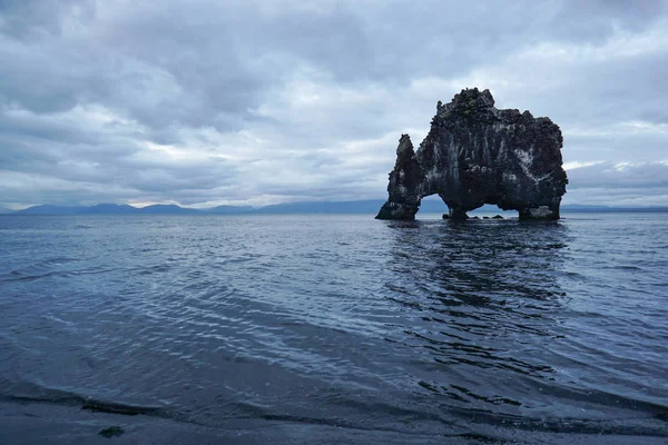 Hvitserkur ist ein spektakulärer Felsen an der Nordküste von Island. — Stockfoto