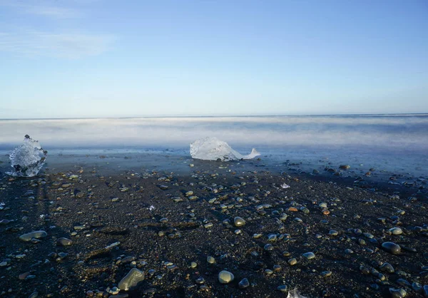 Eisblöcke am Diamantenstrand im Sommer, Island. — Stockfoto