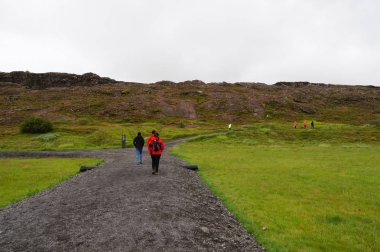 Kimliği belirsiz turist Thingvellir Milli Parkı, İzlanda'yürüyüş.
