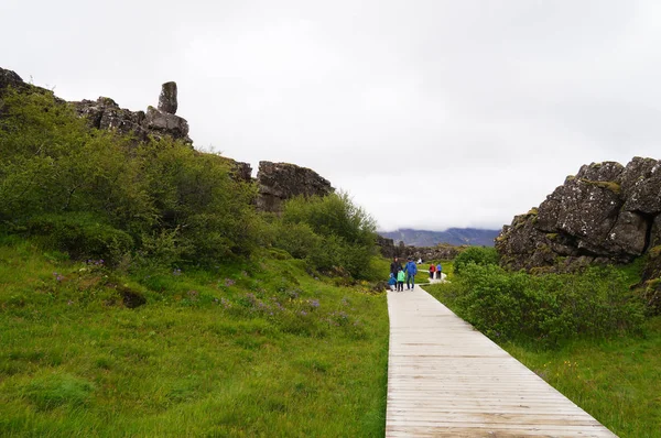 Thingvellir 국립 공원, 아이슬란드에서 걷는 정체 불명된 관광객. — 스톡 사진