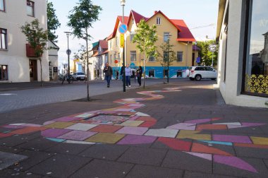 Reykjavik, İzlanda güzel kaldırıma yakın yürüyüş tanımlanamayan turist.