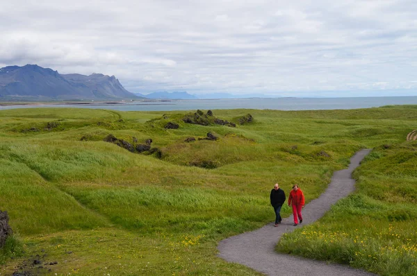 Turistas no identificados caminando cerca de la famosa iglesia negra en Budir, Islandia . —  Fotos de Stock