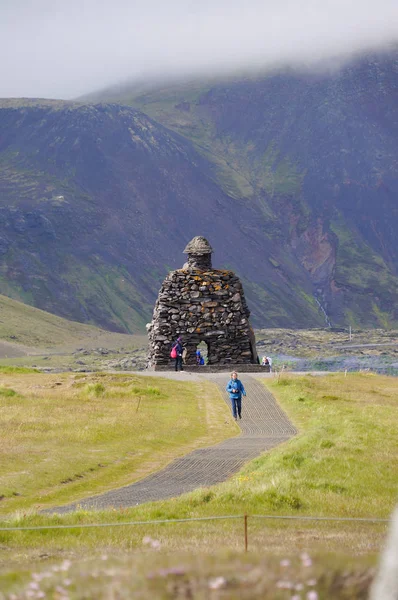 Unidentified tourists walking near Statue of Bardur Snaefellsnes — Stock Photo, Image