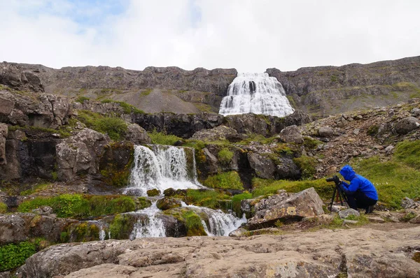 Turista no identificado tomando fotos de la cascada de Dynjandi, Islandia — Foto de Stock
