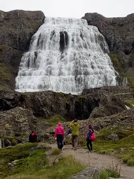 Dynjandi 滝、アイスランドへ歩く正体不明の観光客. — ストック写真