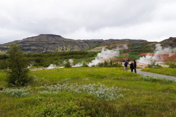 Unidentified tourists visiting Strokkur Geysir in Iceland — Stock Photo, Image