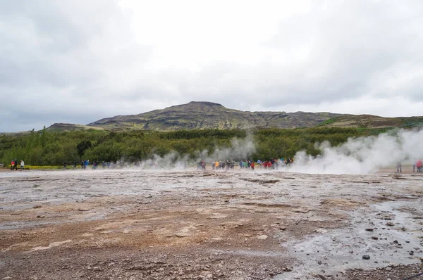 Azonosítatlan turisták vár a kitörés Strokkur Geysir, Izland. — Stock Fotó