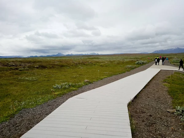 Turistas no identificados caminando para ver Gullfoss en Islandia . — Foto de Stock